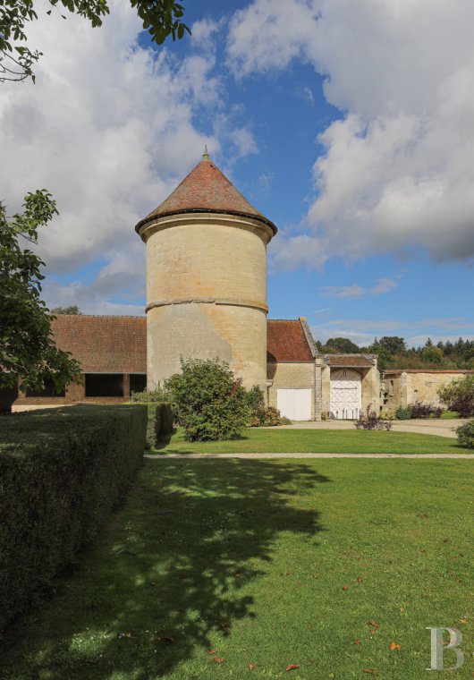 A large 18th century farmhouse and dovecote transformed into a hotel in the Oise, near Senlis - photo  n°2